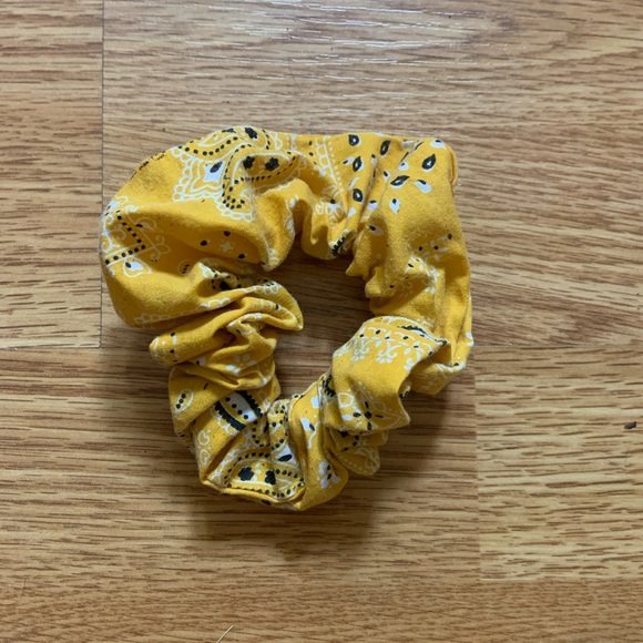 Yellow scrunchie - Picture 1 of 1